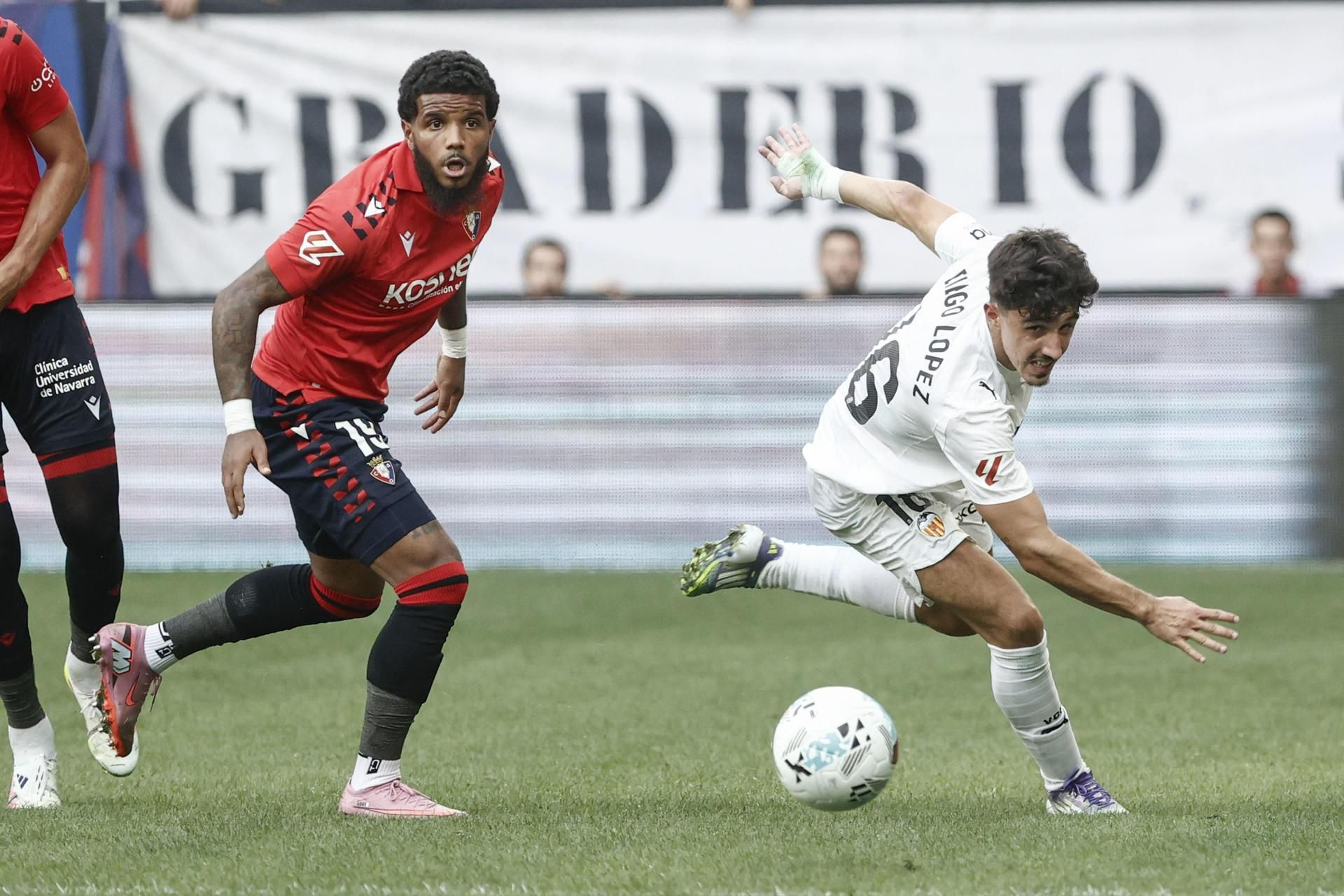 Diego López, en una acció del duel Diego López, en una acció del duel