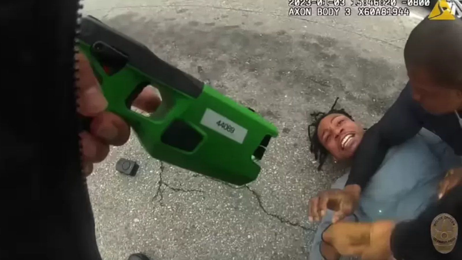 Moment de la detenció de Keenan Anderson per part de la policia i el seu pot davant de la pistola elèctrica