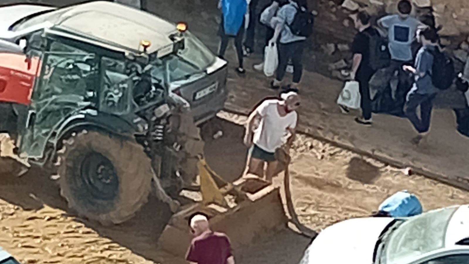Estat de la via de servei paral·lela a la pista de Silla, vista des d'un tractor d'un llaurador que ajuda en la neteja