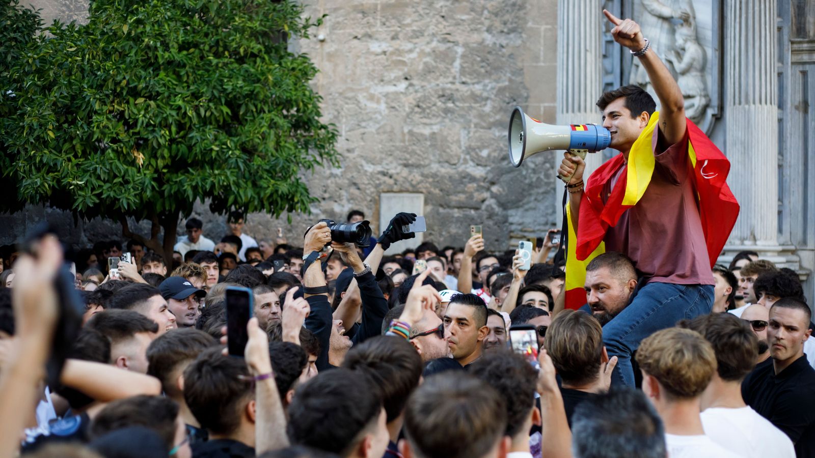 Vito Quiles, portat a muscles, en un acte en la Universitat de Granada en octubre de l'any passat