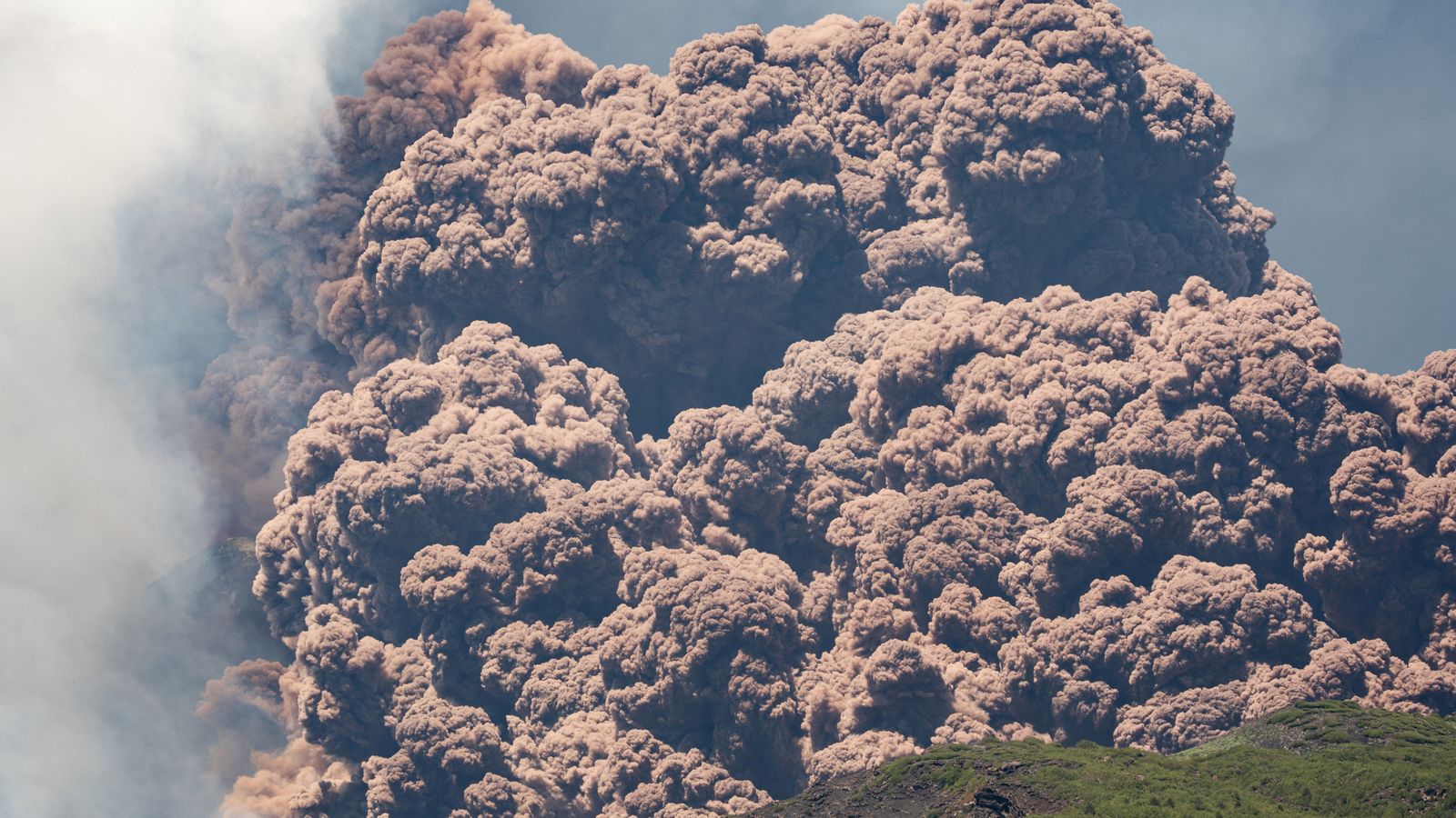 L'Etna entra en erupció