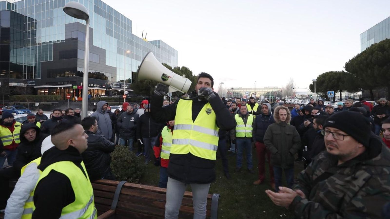 Els taxistes durant la primera jornada de vaga indefinida a Madrid