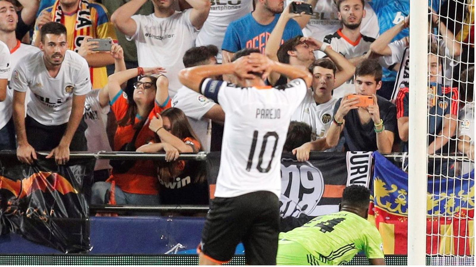 Dani Parejo va errar un penal en la primera part que haguera significat l'empat