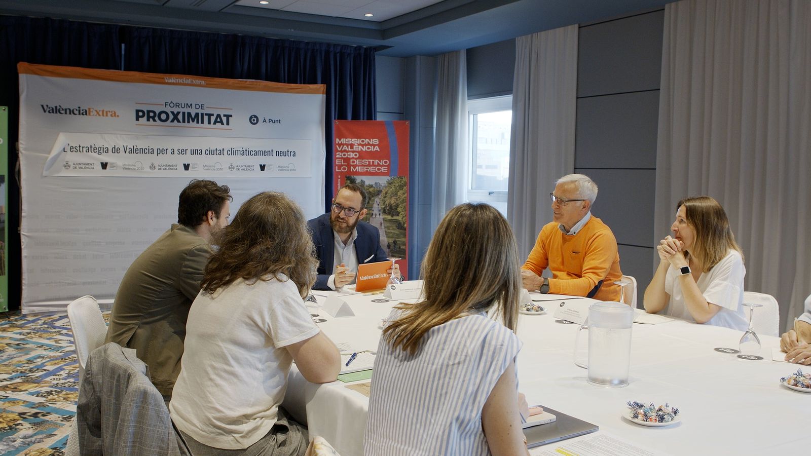 À Punt i el diari digital ‘València Extra’ reuneixen representants de l’administració, les associacions veïnals, el món universitari i el sector privat per a parlar de sostenibilitat.