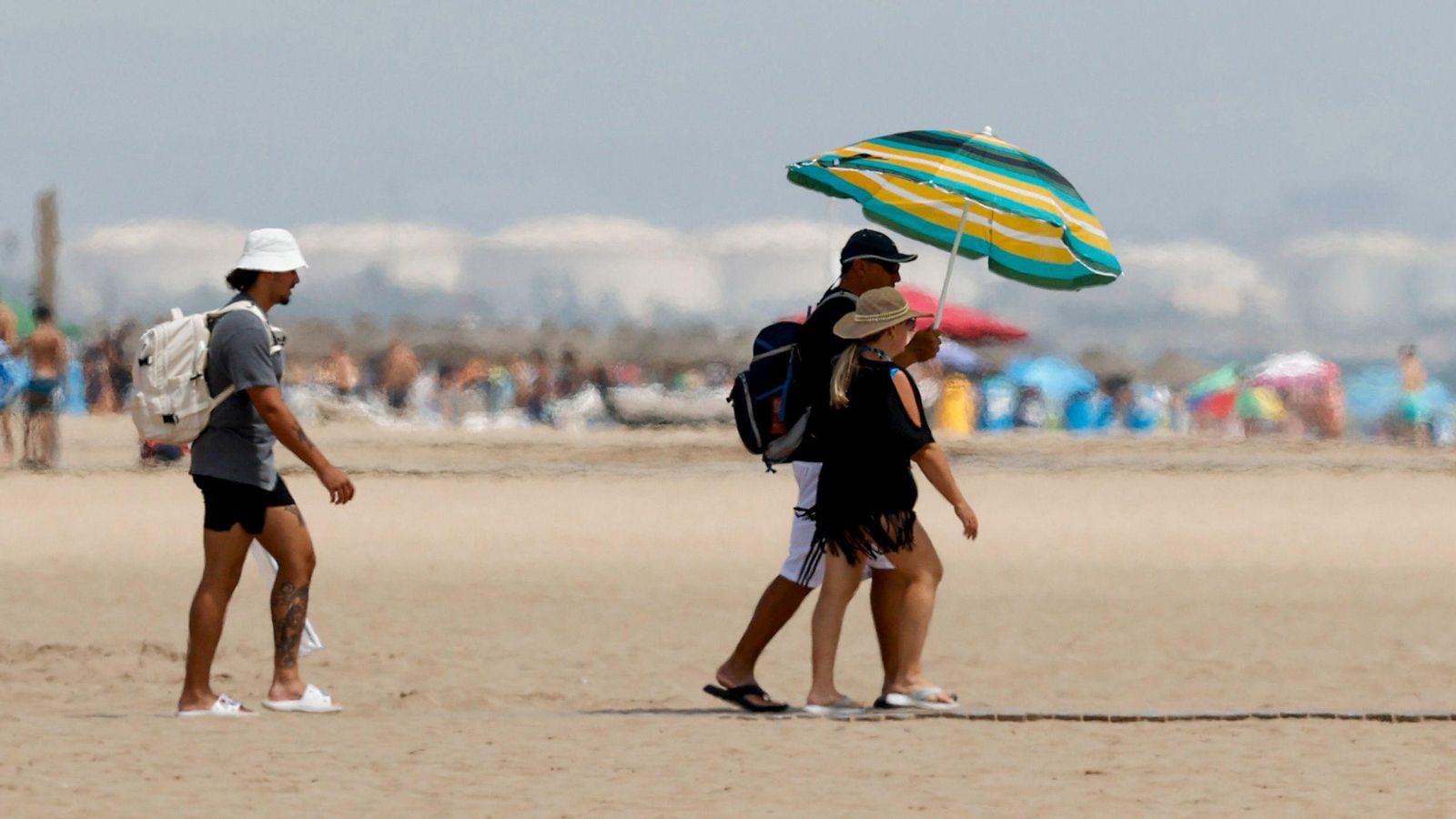 Imatge de l'onada de calor a la platja de la Malva-rosa Imatge de la onada de calor a la platja de la Malvarrosa