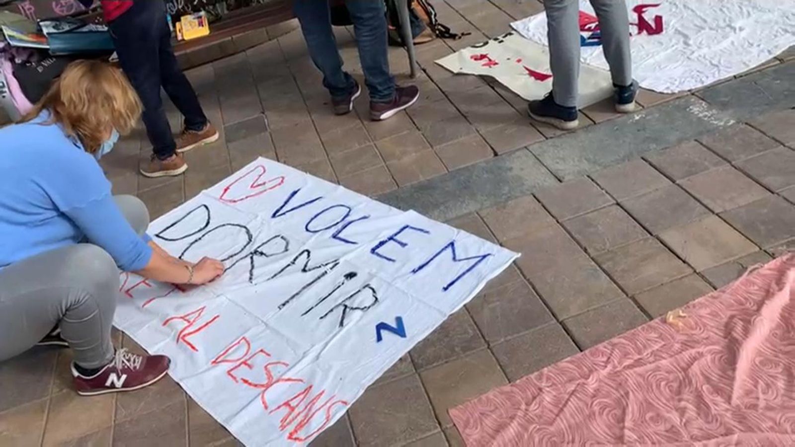 Una veïna de Benimaclet prepara un cartell en què demana el dret al descans