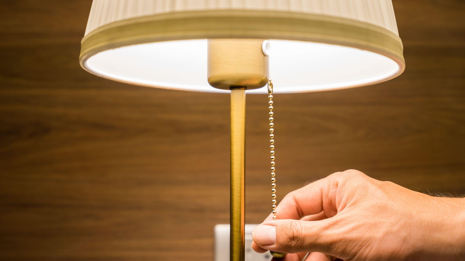 Imatge d'arxiu apagant una làmpara