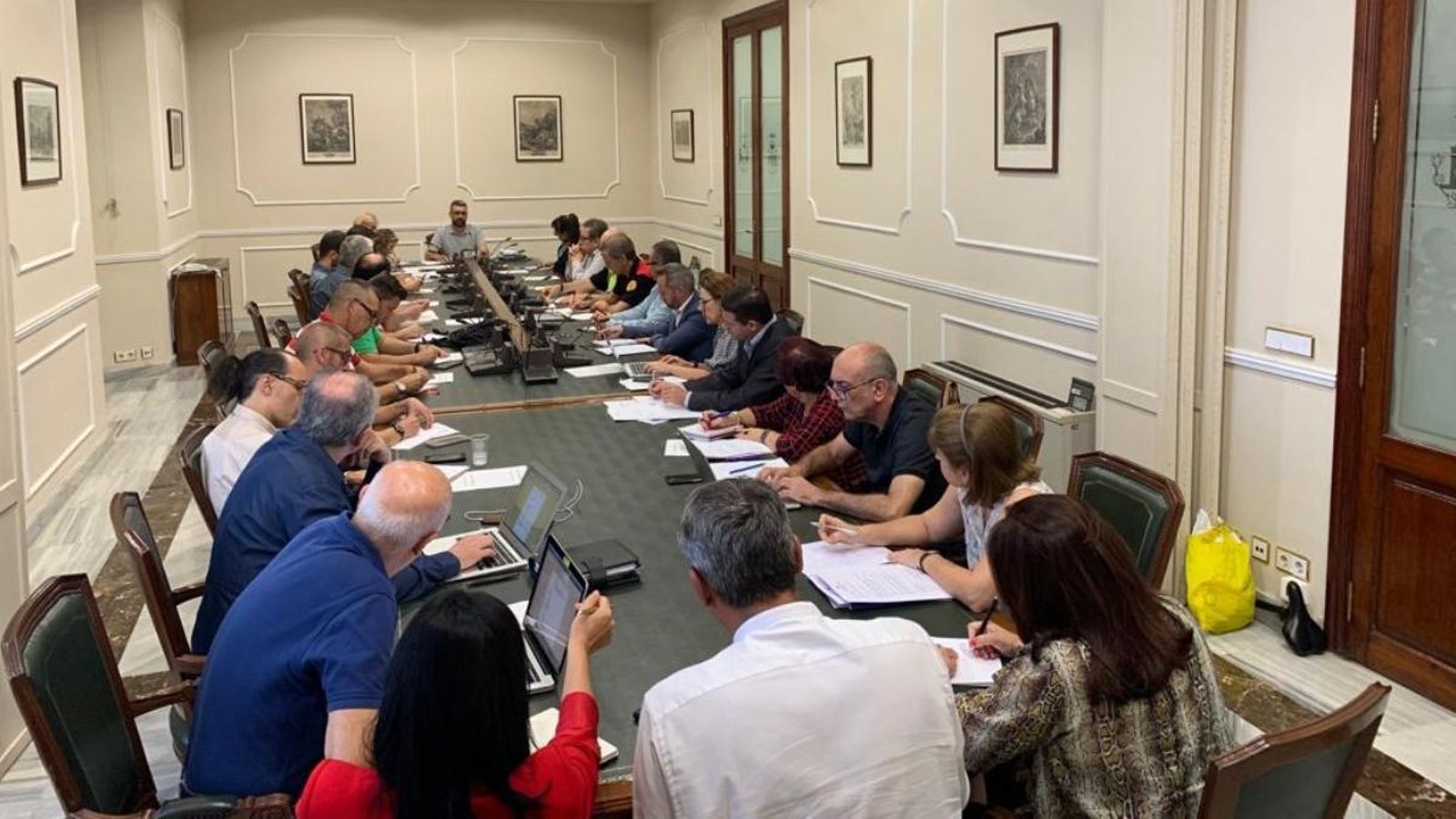 Aquesta vesprada s’ha celebrat una presa de contacte entre el món faller i col·lectius veïnals, hostalers i comerciants