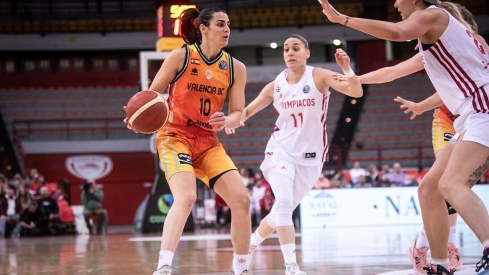 Leticia Romero en una acció del partit contra l'Olympiacos