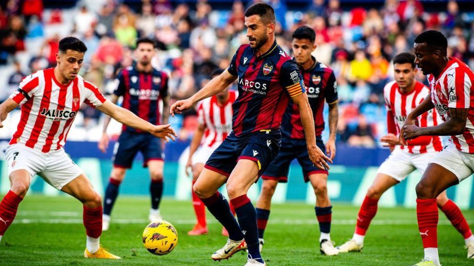 Postigo, en un partit al Ciutat de València contra l'Sporting de Gijón