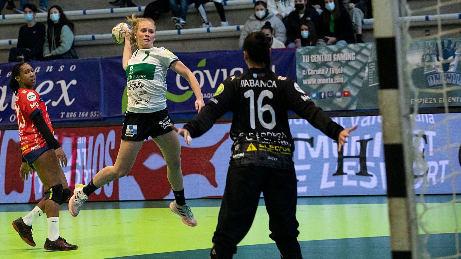 Celia Guilabert fa un llaçament a porteria