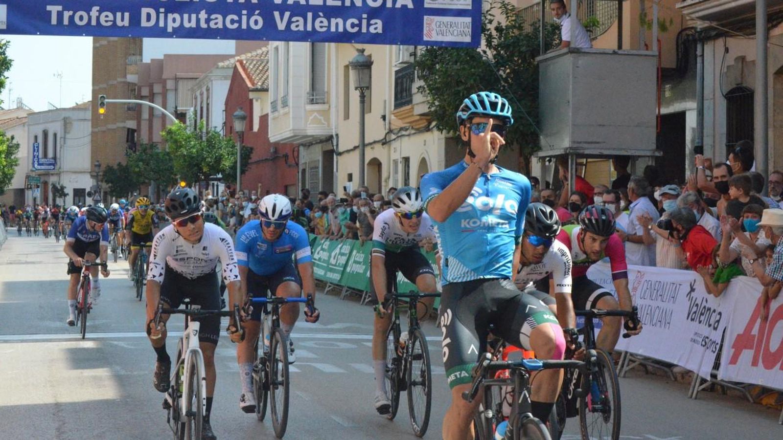 El ciclista celebra el triomf en la quarta etapa