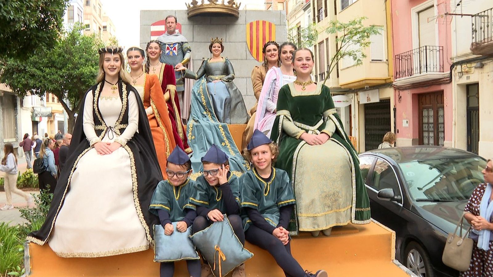 Una de les carrosses de la fesfilada amb representants de Na Violant