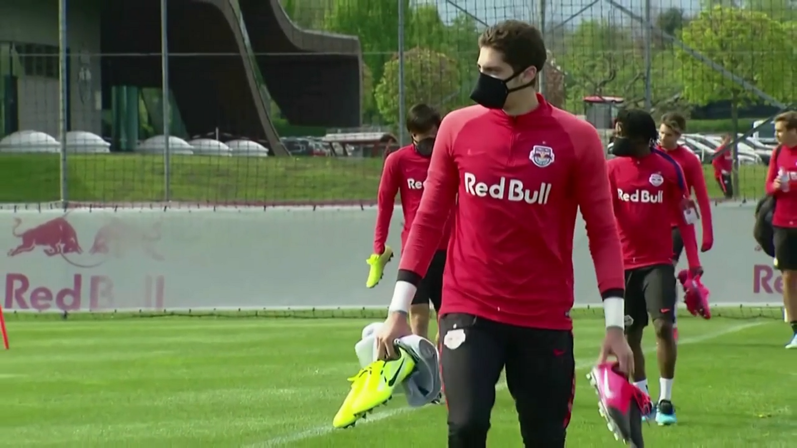 Esportista professional amb mascareta durant un entrenament