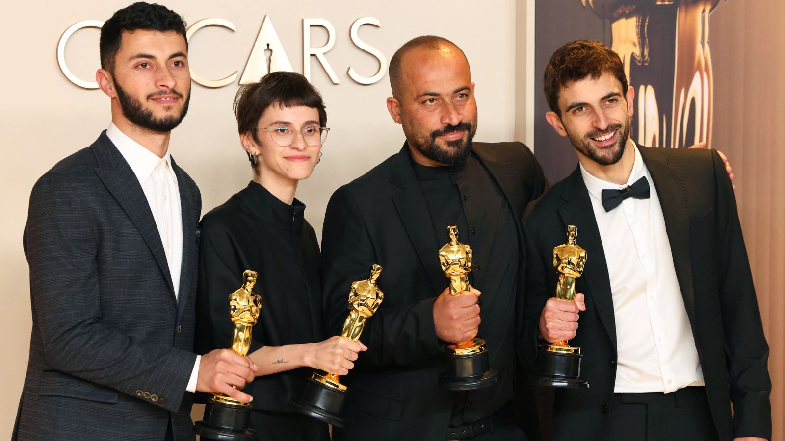 Ballal, segon per la dreta, posa amb l'Òscar al millor documental