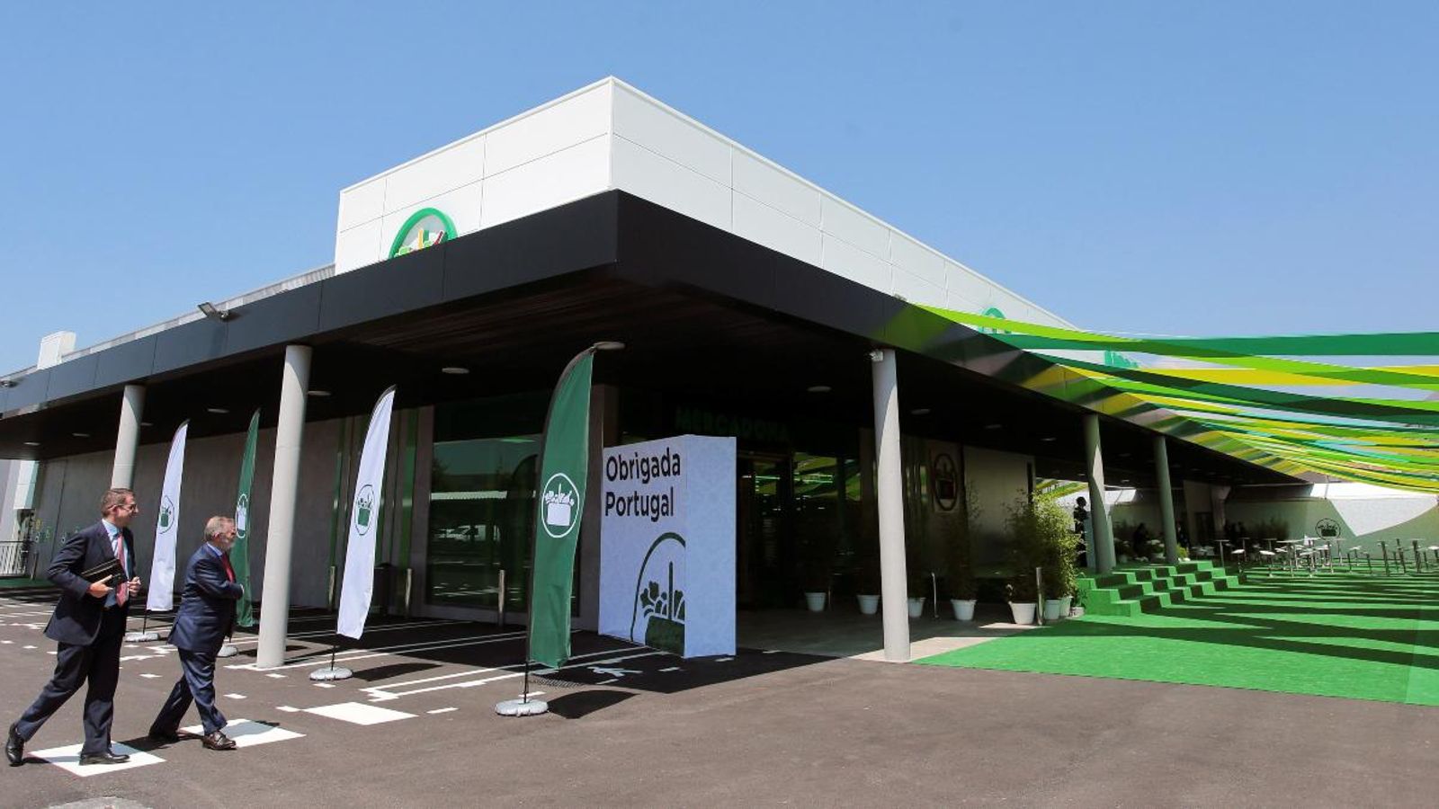 Exterior del primer supermercat de Mercadona a Portugal