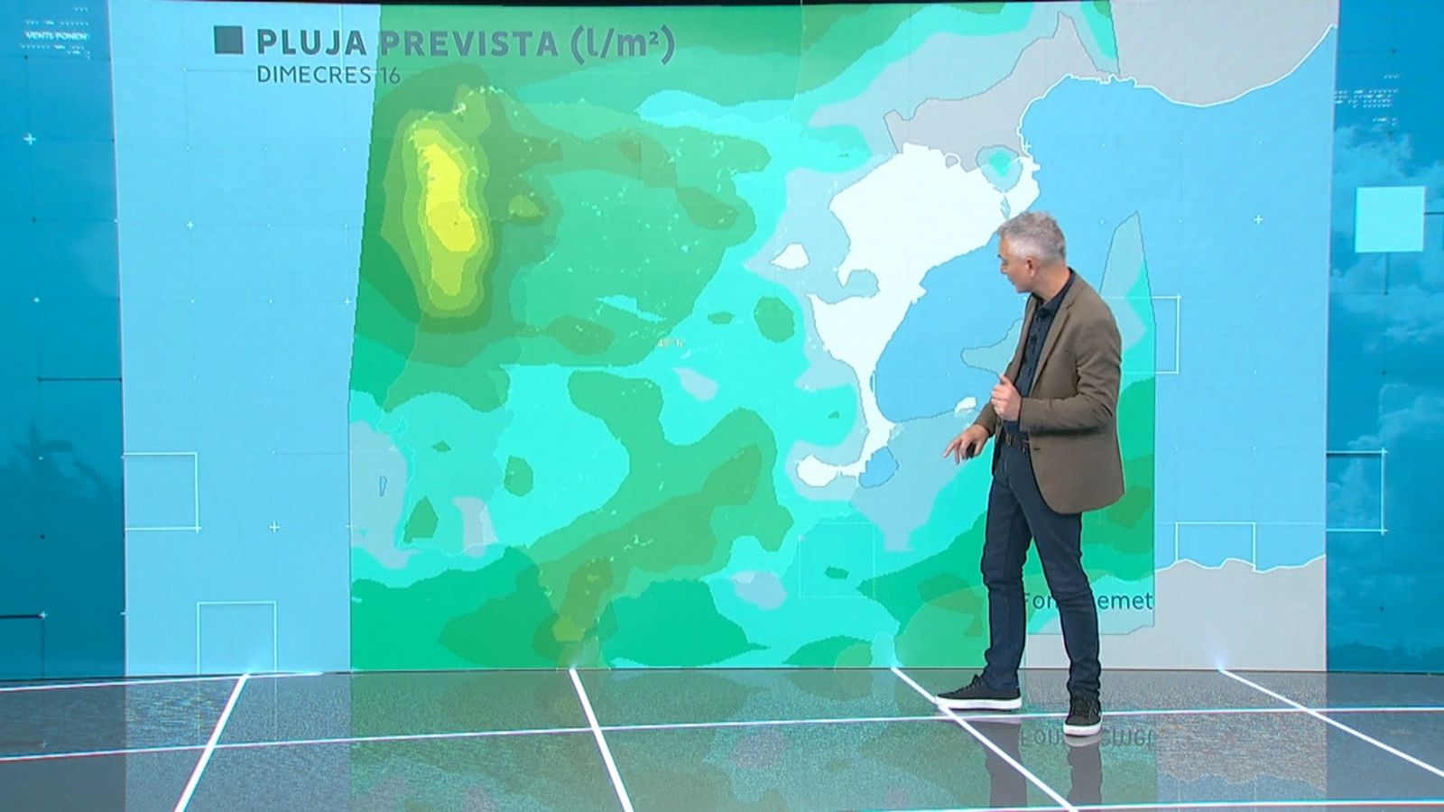 Un meteoròleg dona previsions de l'oratge a À Punt Mèdia