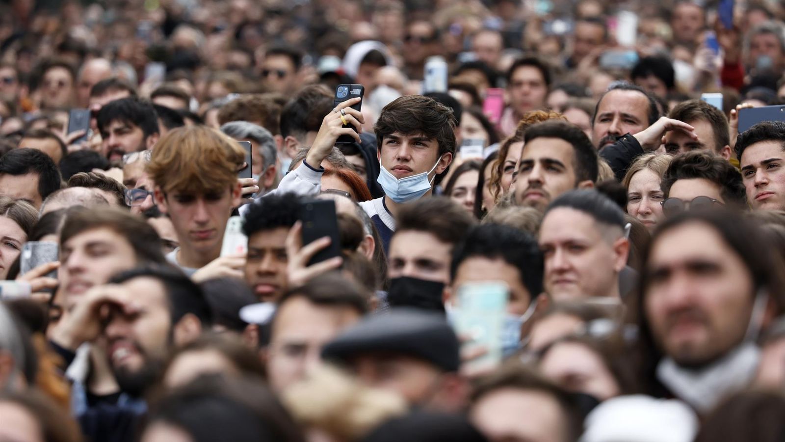 Aglomeració a la plaça de l'ajuntament de València en la mascletà del passat divendres 11
