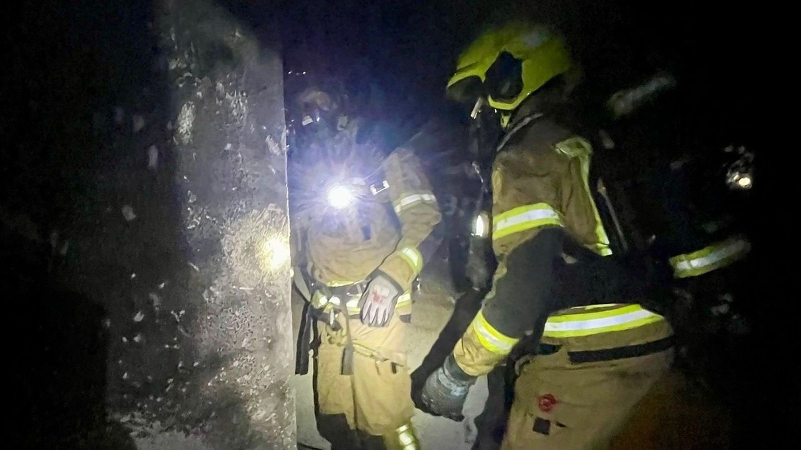 Dos bombers de l'Ajuntament de València, en una imatge d'arxiu, intervenen en l'incendi d'una vivenda