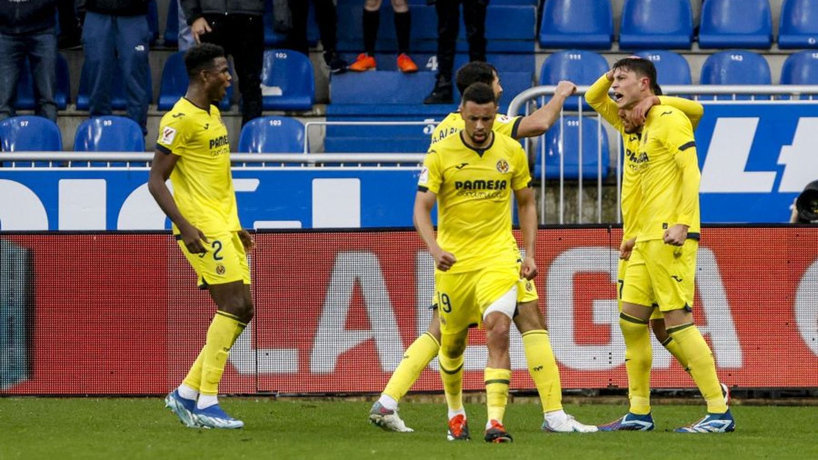 Els jugadors del Vila-real celebren el gol de Jorge Cuenca