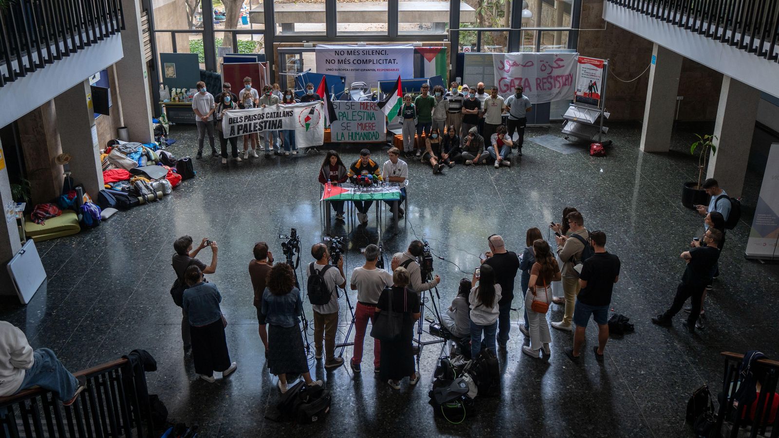 Els estudiants en la compareixença en què han comunicat la fi del tancament i de l'acampada en la Universitat de València