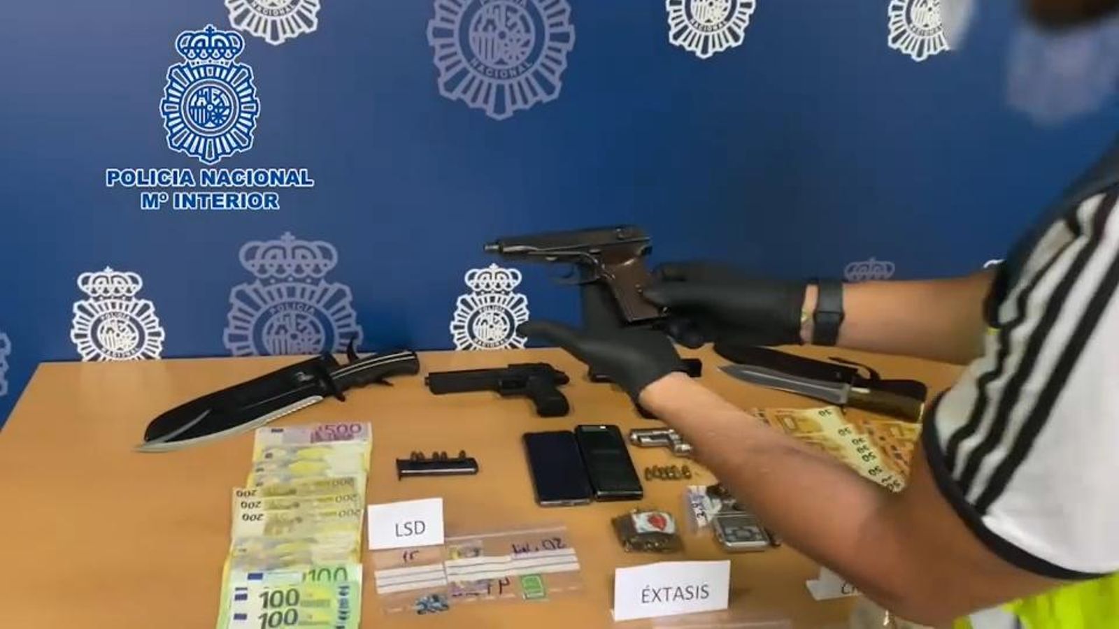 Material incautat al jove detingut a Alacant, que inclou drogues, diners en efectiu i una pistola material incautat