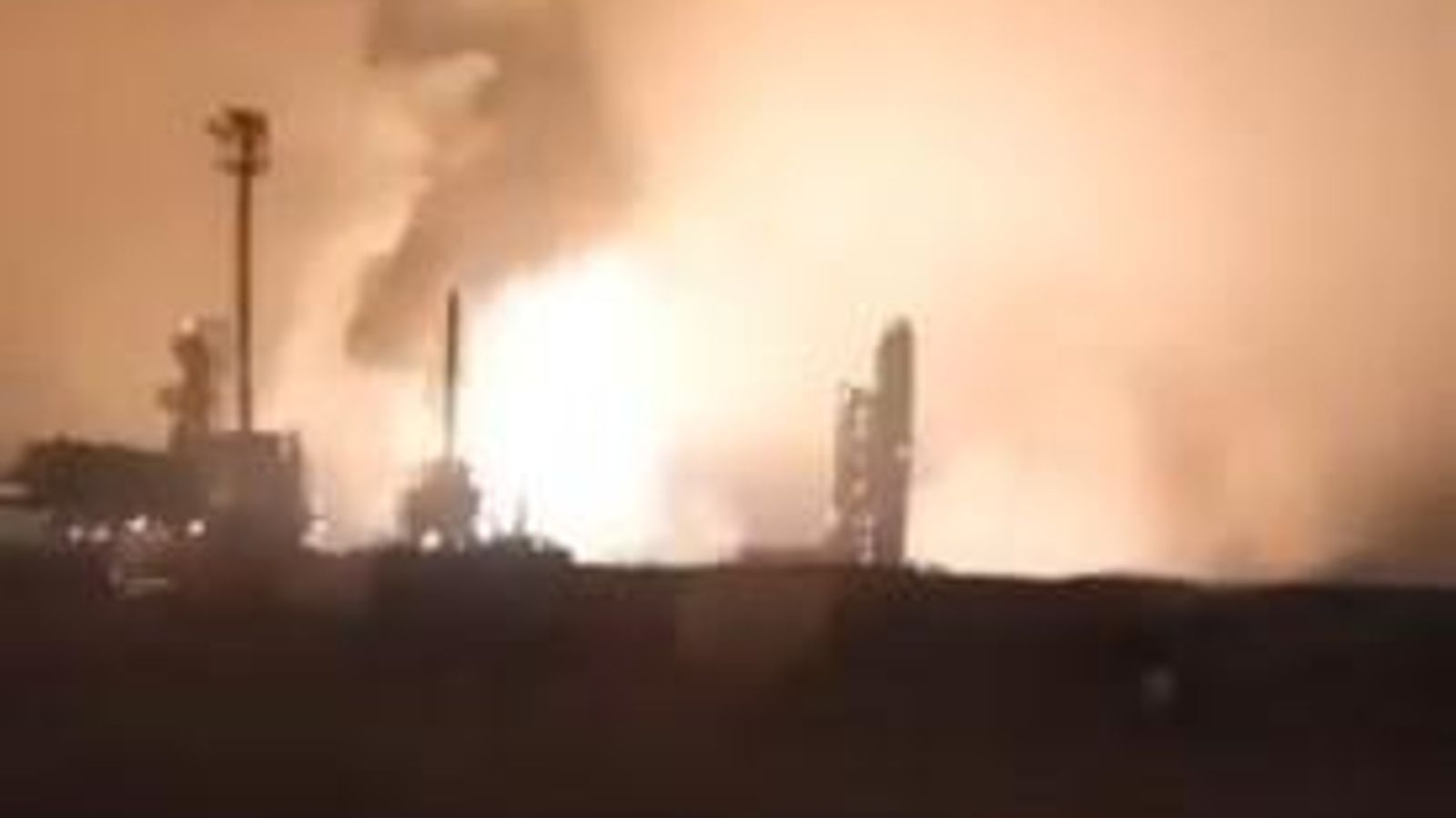 Flames en una planta de processament de gas a Astracan