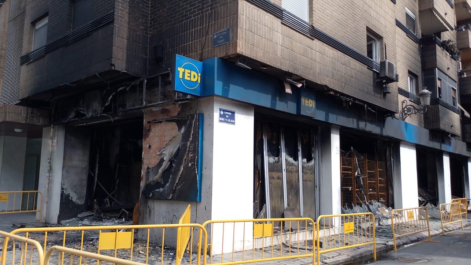 L'establiment Tedi cremat fa dos dies a l'avinguda del Port de València Els primers pisos de l'edifici on estava el local incendiat són els més afectats per l'incendi
