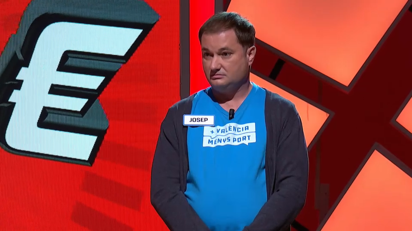 Josep espera a saber si la resposta que ha donat és la correcta