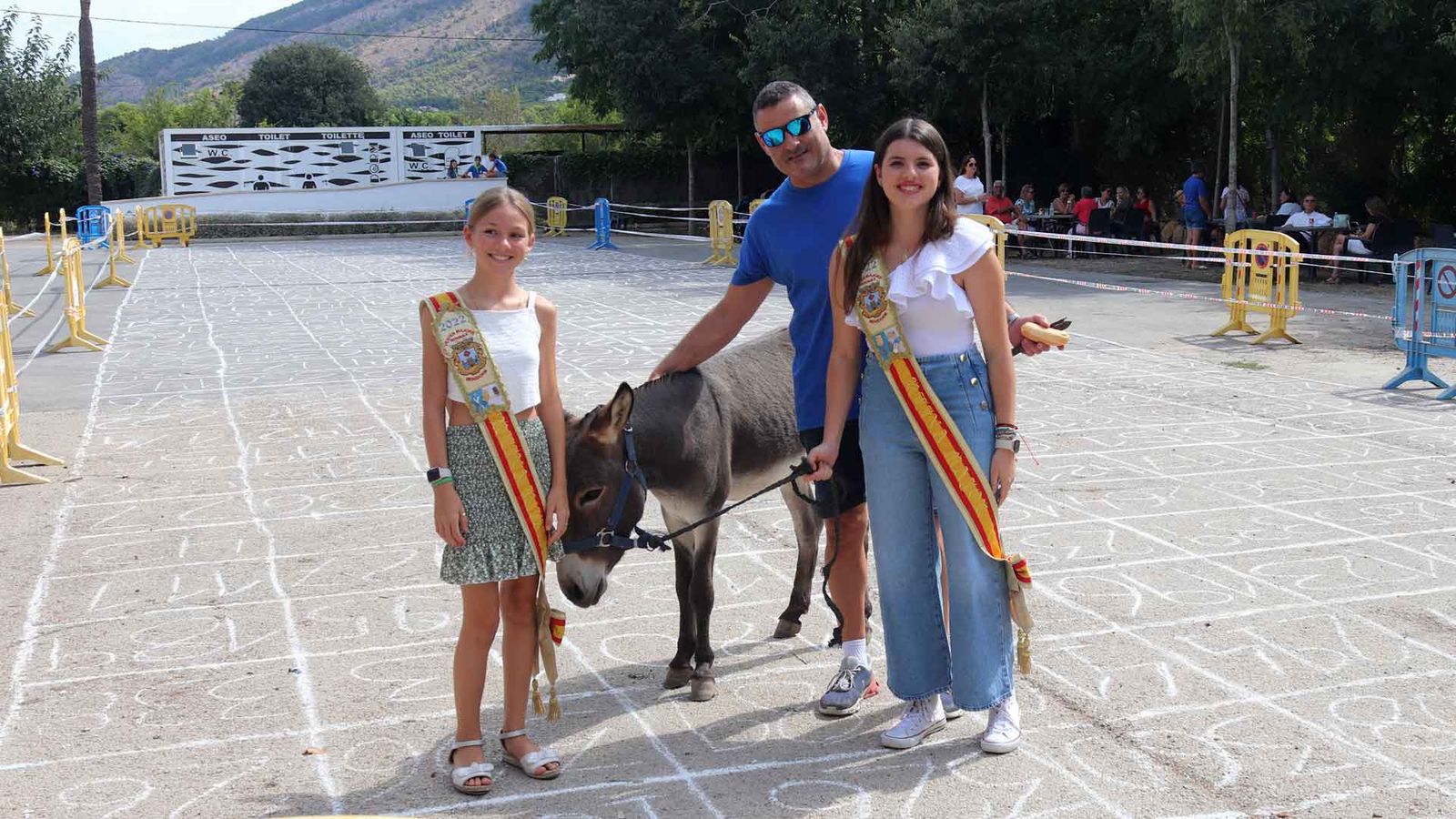 Les reines de les festes amb la burra que decideix el guanyador del premi