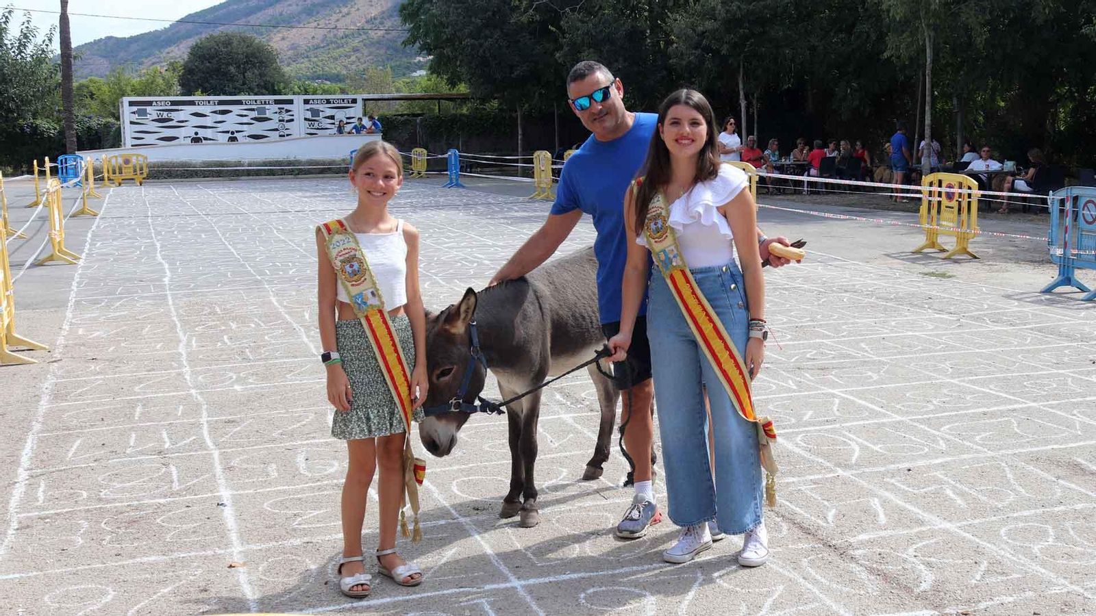 Les reines de les festes amb la burra que decideix el guanyador del premi Les reines de les festes amb la burra que decideix el guanyador del premi