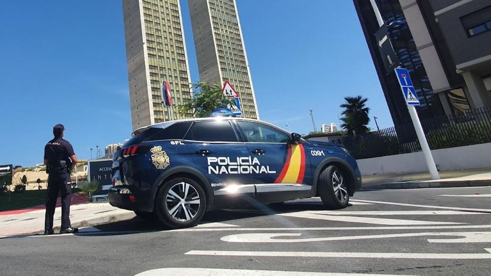 Imatge d'arxiu d'un agent i un vehicle de la Policia Nacional a Benidorm