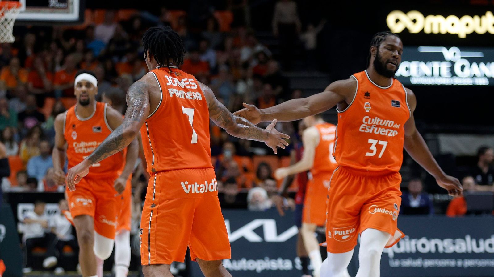 Jones i Ojeleye celebren una acció