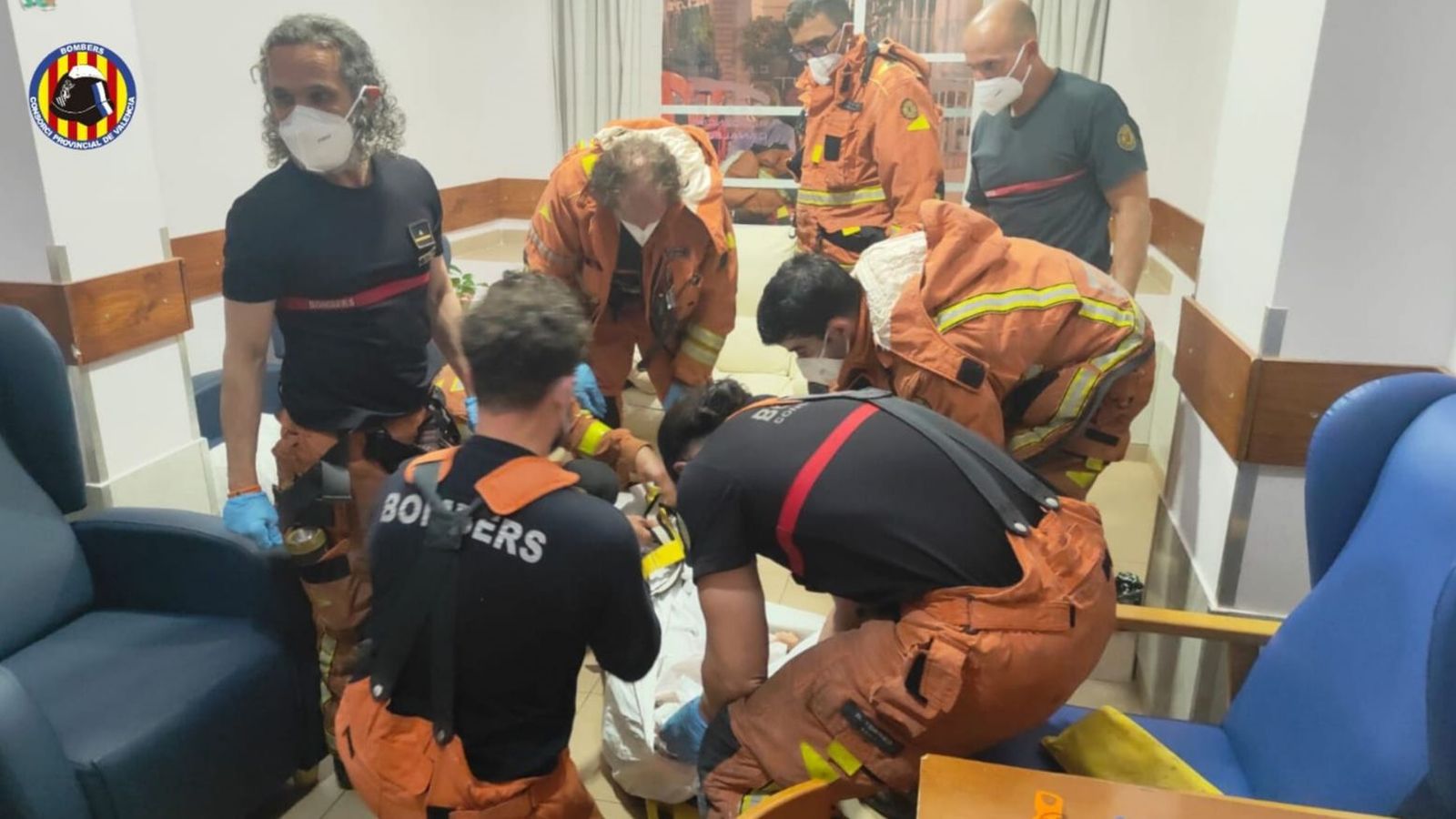 Els bombers durant l'actuació a la residència desallotjada