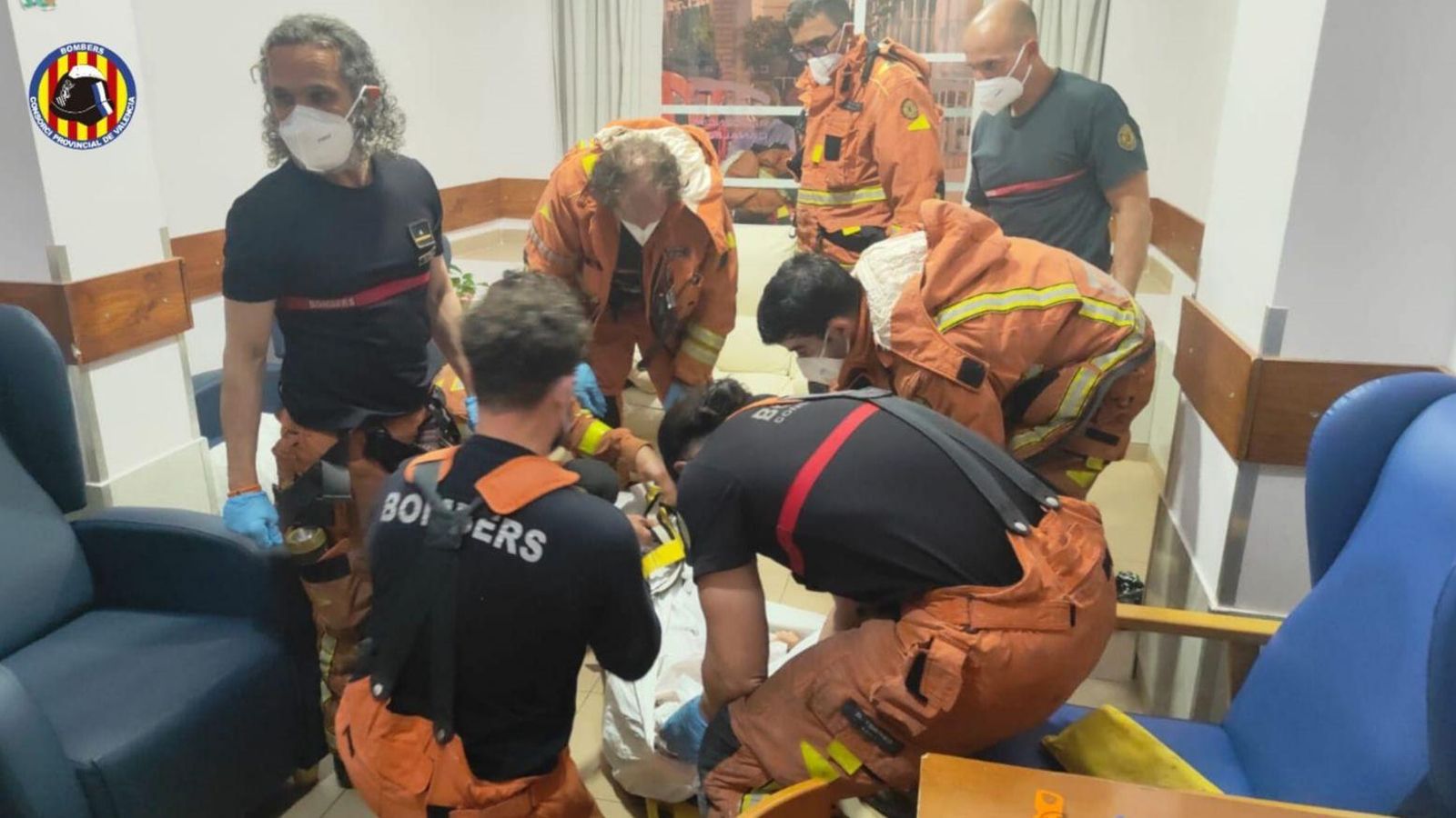 Els bombers durant l'actuació a la residència desallotjada Els bombers durant l'actuació a la residència desallotjada