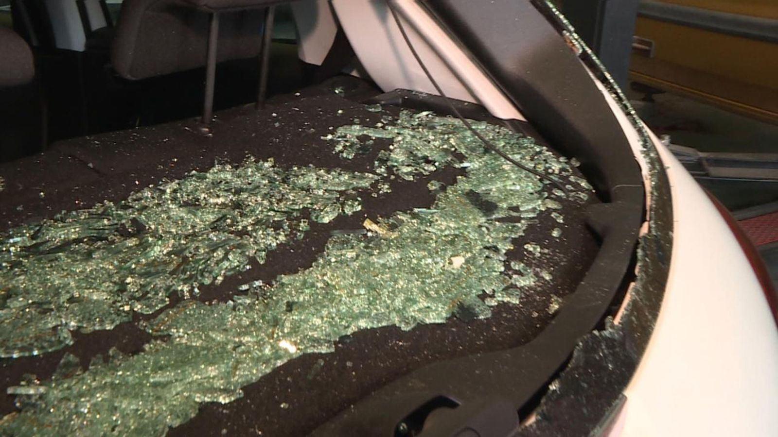 Un cotxe amb la lluna trencada a causa de la pedra