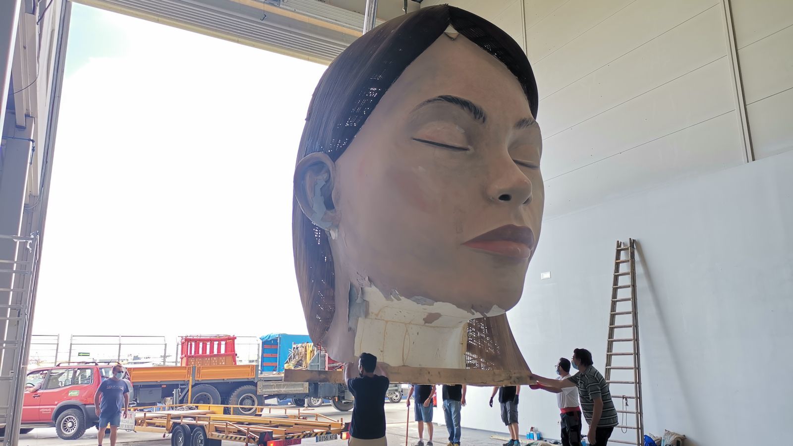 Trasllat de la icònica falla de la meditadora de la pandèmia