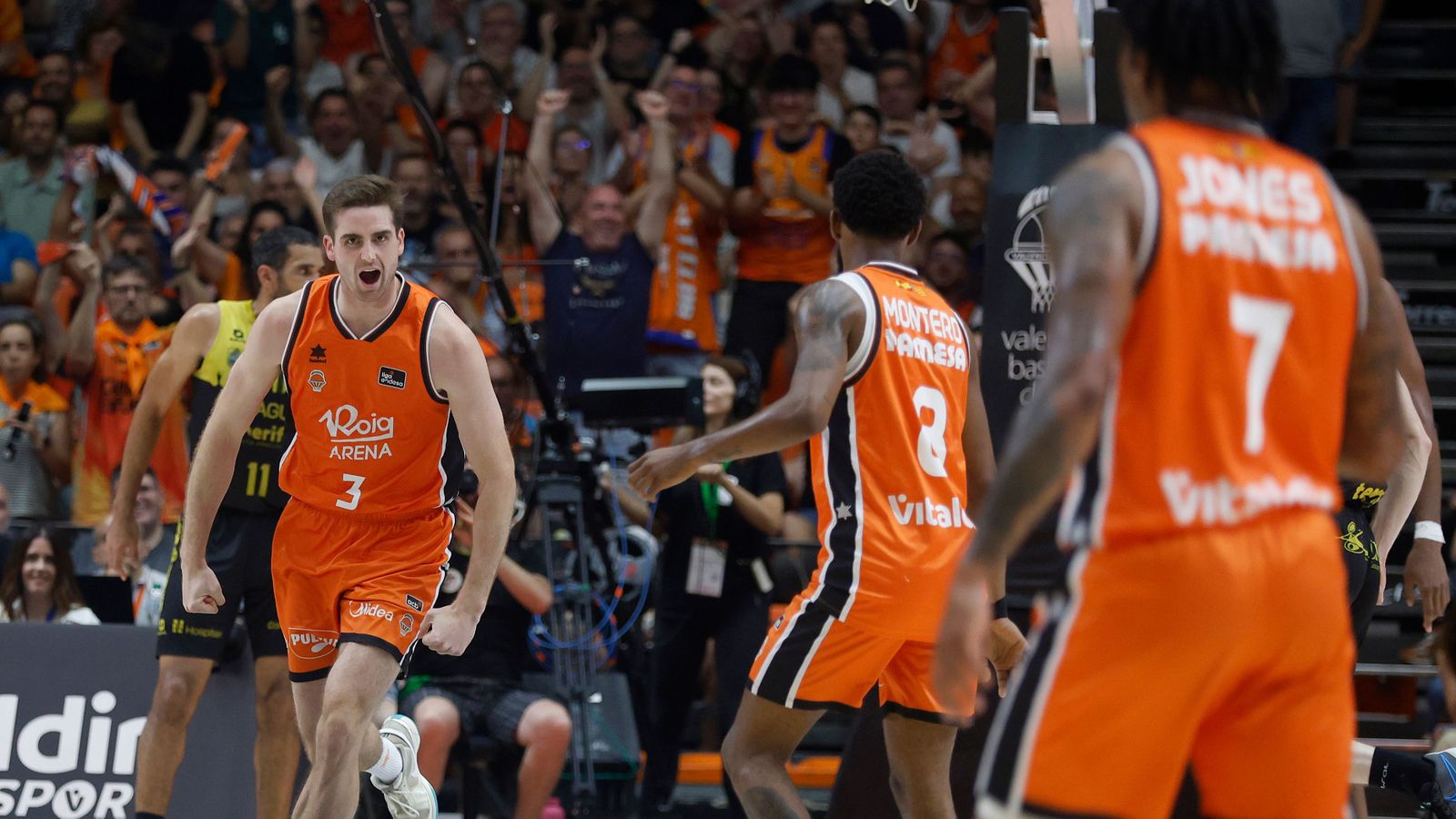 Jugadors del València Basket celebren una cistella