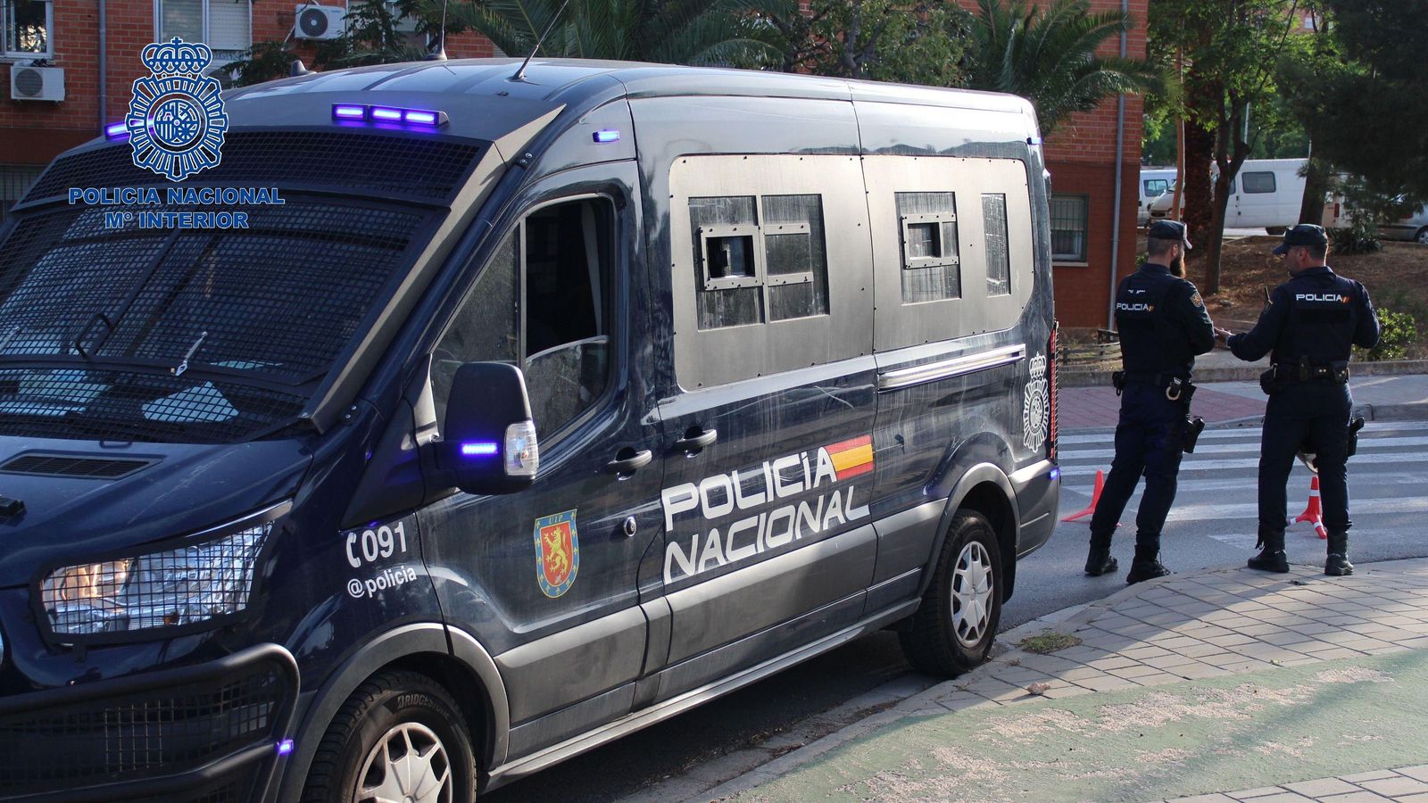 Dos dels agents de la policia nacional que participaven en la operació especial que ha desplegat al barri