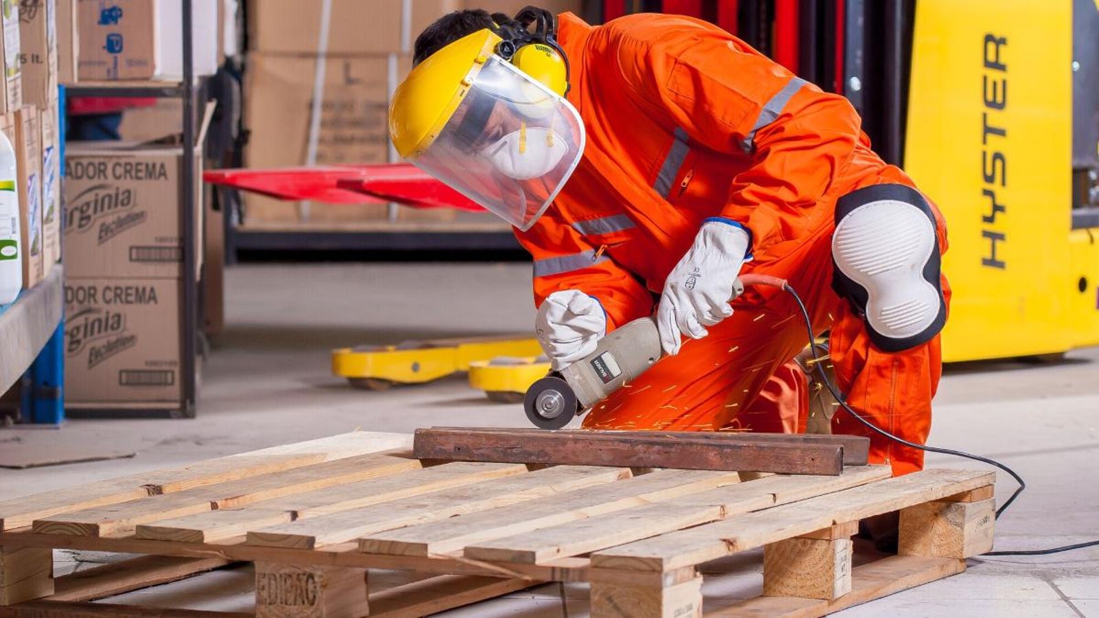 Un treballador del sector industrial en una imatge d'arxiu