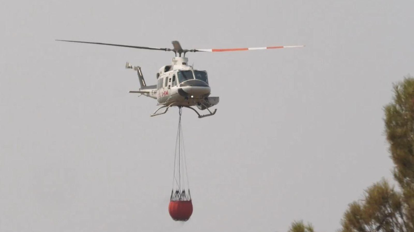 Helicòpter de bombers treballant a l'incendi de Teresa de Cofrentes Els durs treballs d'extinció de l'incendi de Teresa de Cofrentes per part de les unitats de Bombers i Bomberes Forestals de la Generalitat