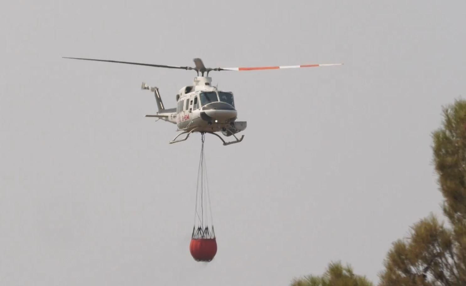 Els durs treballs d'extinció de l'incendi de Teresa de Cofrentes per part de les unitats de Bombers i Bomberes Forestals de la Generalitat