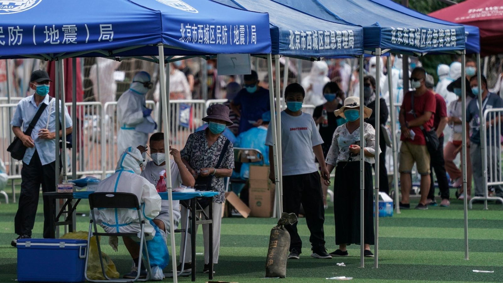 Desenes de persones que van visitar el mercat de Xinfadi fan cua per a fer-se el test de coronavirus dilluns passat