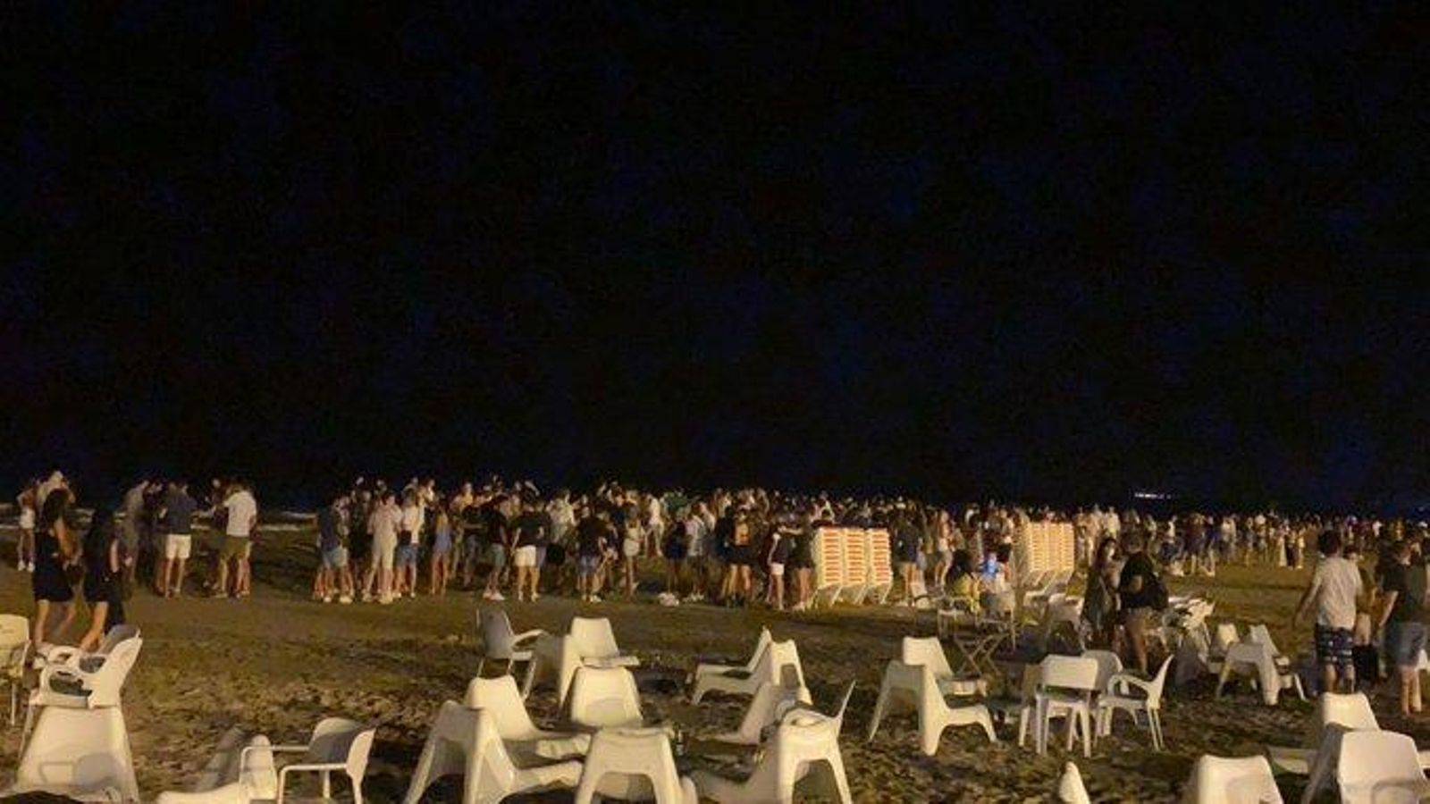 Imatge d'un botellot a una platja de Cullera que ha penjat en xarxes socials l'alcalde Jordi Mayor