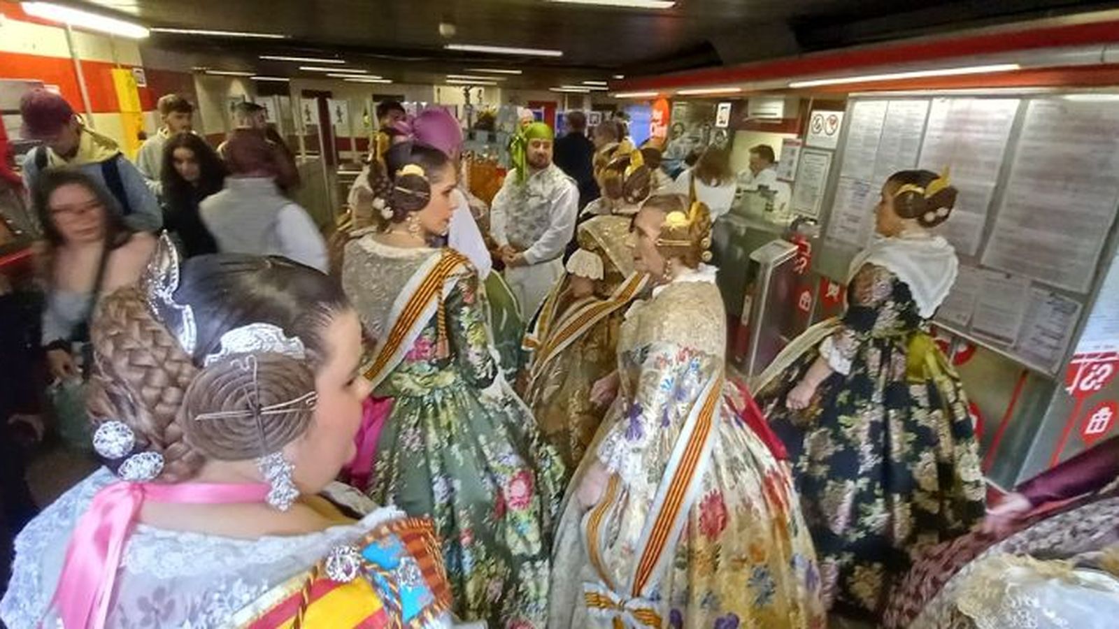 Falleres en una parada de metro