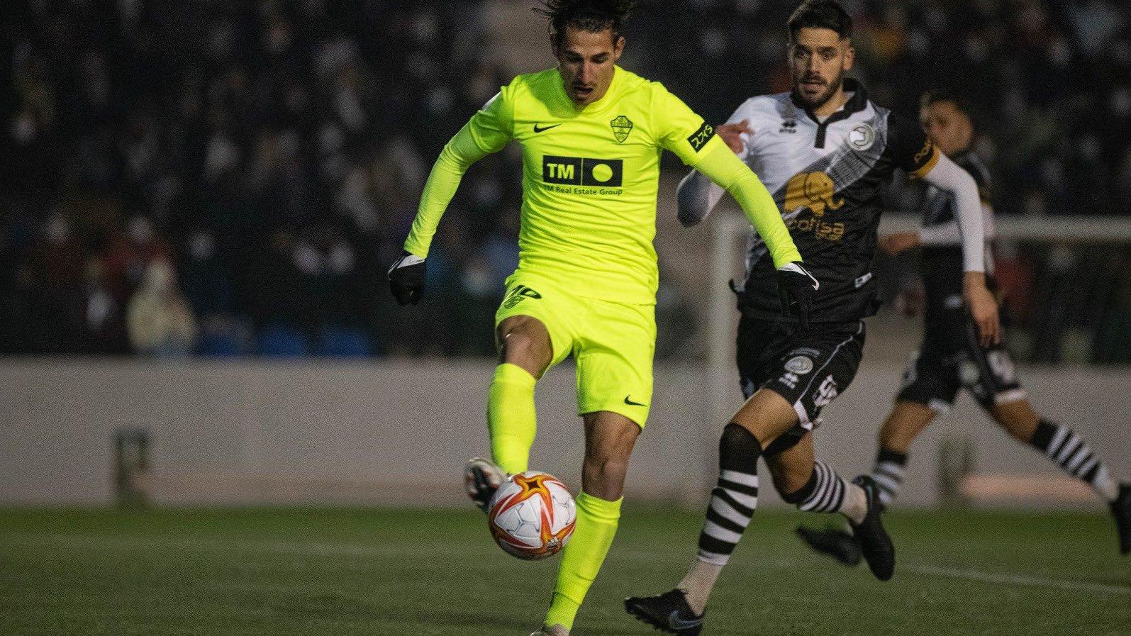 Pere Milla controla un baló en el partit contra l'Unionistas de Salamanca