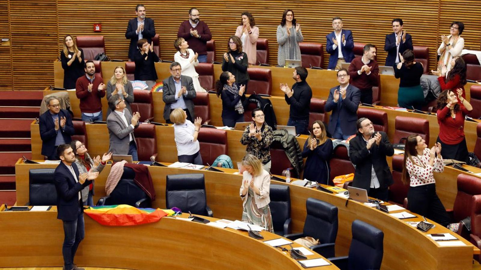 Les Corts Valencianes després d'aprovar aquest dimecres la llei d'igualtat de les persones LGTBI