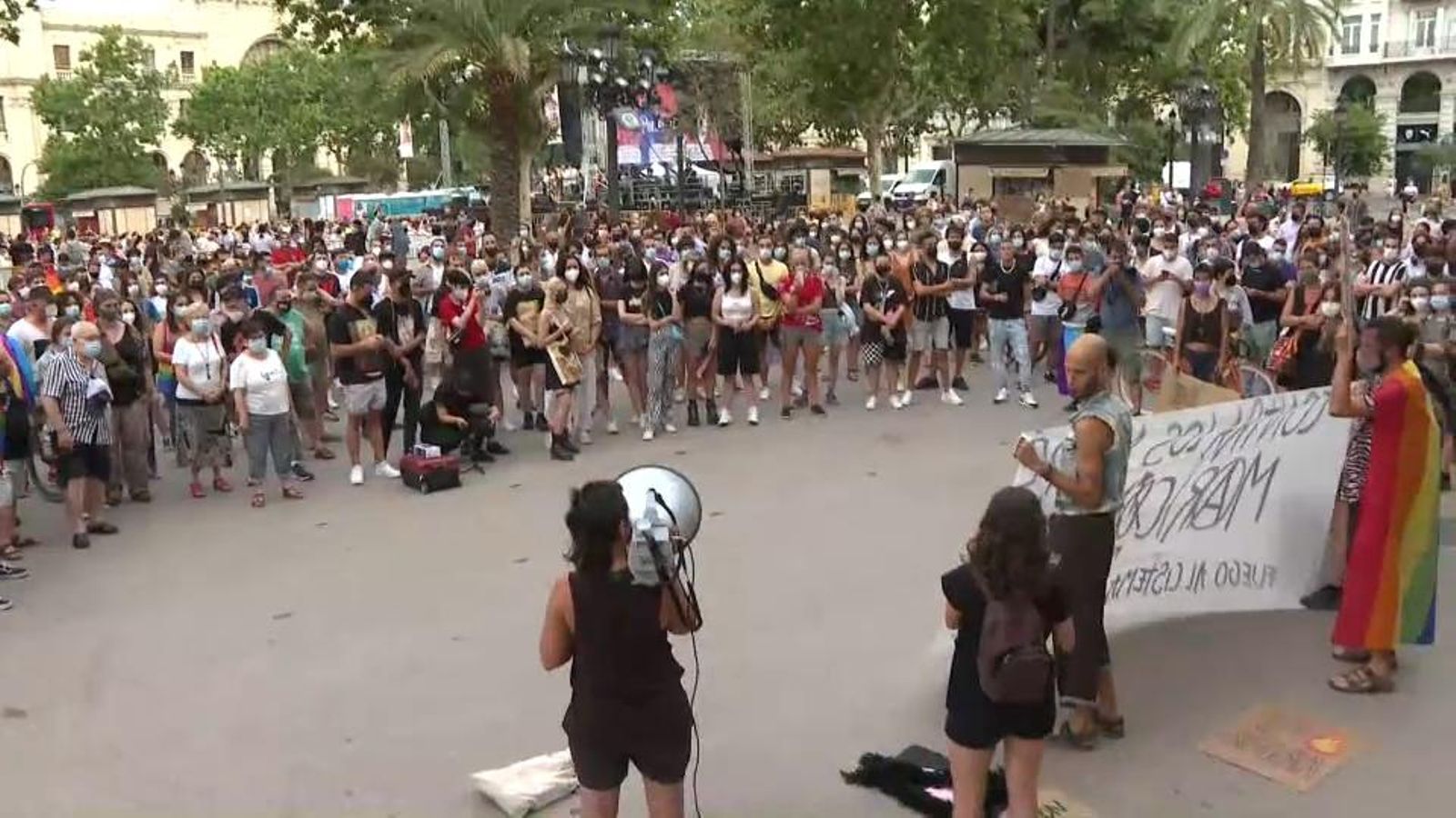 Concentració en rebuig de les agressions LGTBfòbiques convocada a l'Ajuntament de València