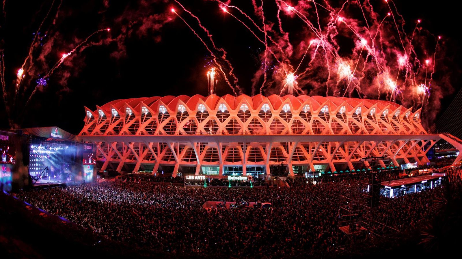 Música i focs artificials al festival les Arts