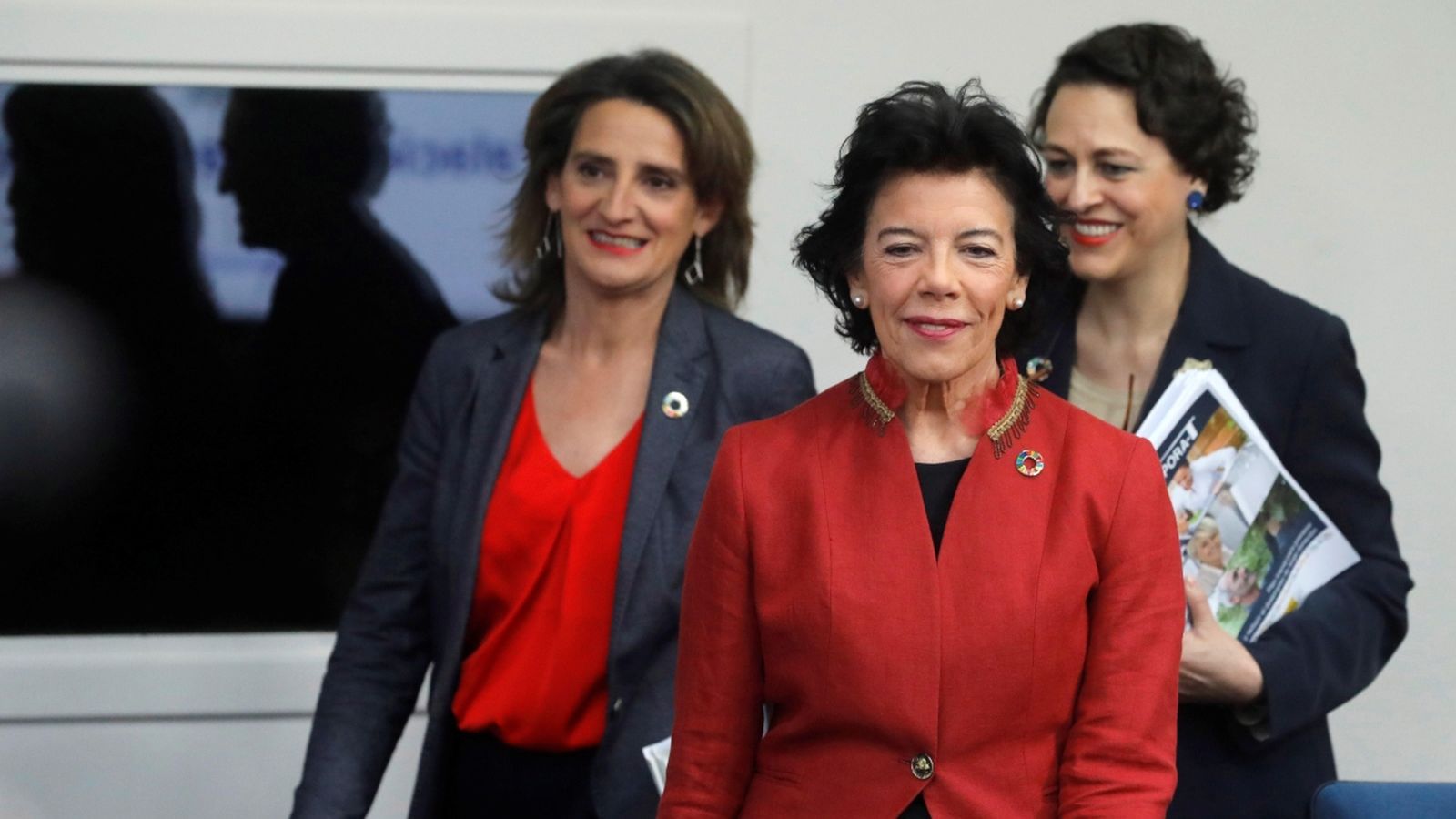 La portaveu del govern espanyol, Isabel Celaá, la ministra per a la Transició Ecològica, Teresa Ribera, i la ministra de Treball, Magdalena Valerio, durant la roda de premsa posterior al Consell de Ministres aquest divendres